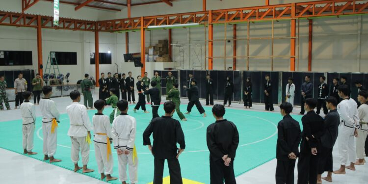 Polres Ngajuk menggelar latihan bersama lima perguruan silat melalui program “Sowan dan Komunikasi dengan Tokoh Perguruan Silat (Soko Guru)”. Latihan jurus dasar IPSI itu digelar di Padepokan PERSINAS ASAD, Pondok Pesantren Al Ubaidah, Kertosono, Nganjuk, Rabu (25/5). Dok: LINES.