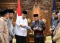 Menteri Pendidikan Dasar dan Menengah RI, Prof. Dr. Abdul Mu’ti, menerima dokumen program dari Ketua Umum DPP LDII, KH Chriswanto Santoso, dalam audiensi di Jakarta, Selasa (29/7/2025), guna membahas kolaborasi penguatan pendidikan karakter dan peningkatan mutu guru. Dok: LINES.