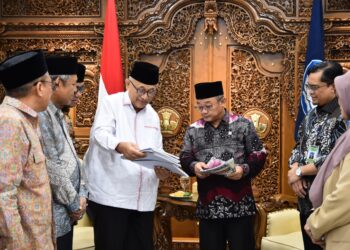 Menteri Pendidikan Dasar dan Menengah RI, Prof. Dr. Abdul Mu’ti, menerima dokumen program dari Ketua Umum DPP LDII, KH Chriswanto Santoso, dalam audiensi di Jakarta, Selasa (29/7/2025), guna membahas kolaborasi penguatan pendidikan karakter dan peningkatan mutu guru. Dok: LINES.