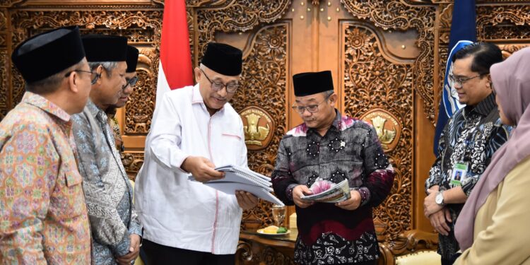 Menteri Pendidikan Dasar dan Menengah RI, Prof. Dr. Abdul Mu’ti, menerima dokumen program dari Ketua Umum DPP LDII, KH Chriswanto Santoso, dalam audiensi di Jakarta, Selasa (29/7/2025), guna membahas kolaborasi penguatan pendidikan karakter dan peningkatan mutu guru. Dok: LINES.