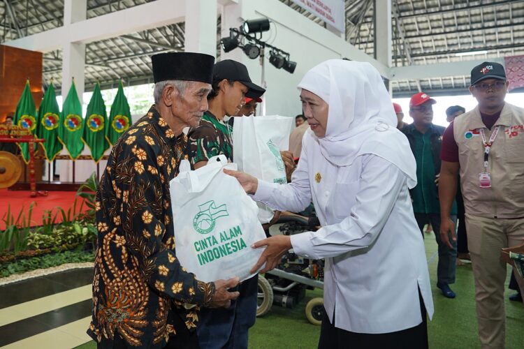 Gubernur Jawa Timur Khofifah Indar Parawansa menyerahkan paket sembako kepada warga prasejahtera dalam acara pembukaan Perkemahan Akhir Tahun Ajaran Cinta Alam Indonesia Permata CAI ke 46 yang digelar pada Senin 306 di Bumi Perkemahan Kosambiwojo Wonosalam Dok LINES