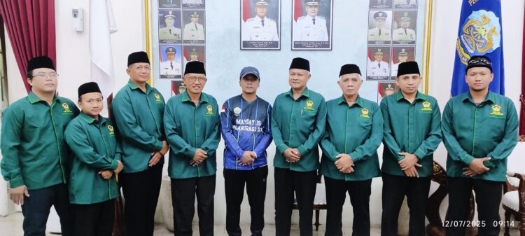 Bupati Lukman Hakim menerima kunjungan jajaran pengurus DPD LDII Kabupaten Bangkalan di Rumah Dinas Bupati Sabtu 127 pagi Dok LINESKabupaten Bangkalan beraudiensi dengan Bupati Lukman Hakim di Rumah Dinas Bupati Sabtu 127 pagi Dok LINES | LDII JAWA TIMUR Bupati Lukman Hakim menerima kunjungan jajaran pengurus DPD LDII Kabupaten Bangkalan di Rumah Dinas Bupati Sabtu 127 pagi Dok LINES