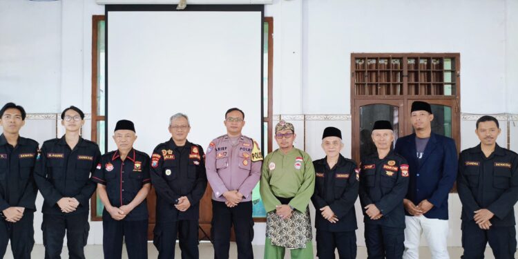 Jajaran pengurus Senkom Mitra Polri Bangkalan bersama Aipda Rachmad Arief dari Kepolisian Resort Bangkalan usai mengikuti peresmian Gedung Kantor Pusat Senkom secara daring dari Jakarta, Kamis (17/7). Dok: LINES.