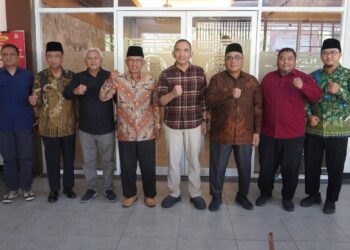 Pengurus DPW LDII Jawa Timur bersama Kabinda Jawa Timur Brigjen TNI Murbianto Adhi Wibowo (tengah) usai silaturahim di Resto Joss Gandos, Surabaya, Rabu (23/7). Pertemuan ini merupakan bagian dari rangkaian persiapan Muswil ke-10 LDII Jawa Timur yang akan digelar pada 30–31 Agustus 2025 di Surabaya. Dok: LINES.
