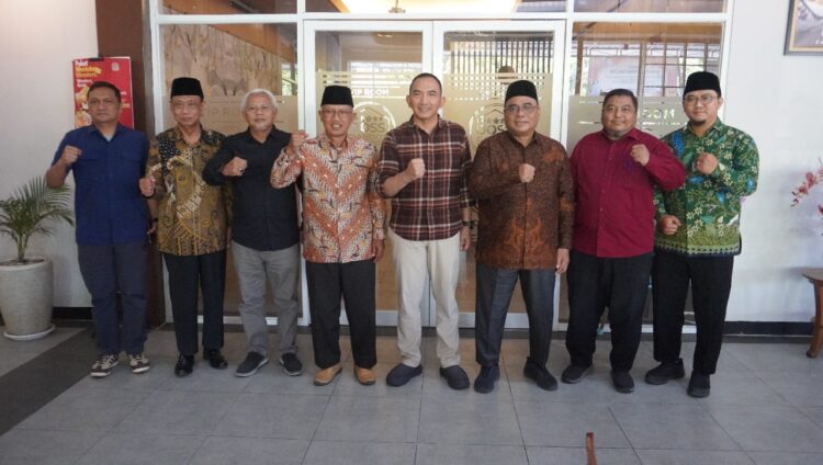 Pengurus DPW LDII Jawa Timur bersama Kabinda Jawa Timur Brigjen TNI Murbianto Adhi Wibowo tengah usai silaturahim di Resto Joss Gandos Surabaya Rabu 237 Pertemuan ini merupakan bagian dari rangkaian persiapan Muswil ke 10 LDII Jawa Timur yang akan digelar pada 3031 Agustus 2025 di Surabaya Dok LINES