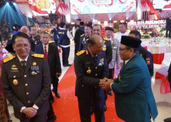 Ketua DPW LDII Jawa Timur KH Moch Amrodji Konawi, menyampaikan ucapan selamat kepada Kapolda Jawa Timur, Irjen Pol Nanang Avianto, usai mengikuti peringatan Hari Bhayangkara ke-79 di Gedung Mahameru, Surabaya, Selasa (1/7). (Dok: LINES)