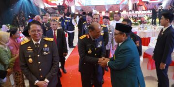 Ketua DPW LDII Jawa Timur KH Moch Amrodji Konawi menyampaikan ucapan selamat kepada Kapolda Jawa Timur Irjen Pol Nanang Avianto usai mengikuti peringatan Hari Bhayangkara ke 79 di Gedung Mahameru Surabaya Selasa 17 Dok LINES