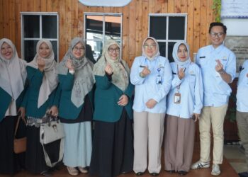 Pengurus LDII Jawa Timur dan Kemendukbangga/BKKBN Provinsi Jawa Timur berfoto bersama usai pertemuan koordinasi dalam rangka menindaklanjuti Nota Kesepahaman (MoU) terkait pencegahan stunting, Selasa (22/7). Foto diambil sebagai simbol komitmen bersama dalam mendukung program nasional percepatan penurunan stunting melalui kolaborasi lintas lembaga. Dok: LINES.