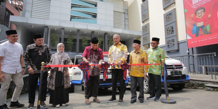 Wakil Ketua Komisi VIII DPR RI Singgih Januratmoko (tengah) secara simbolis menyerahkan bantuan mobil operasional dari BPKH kepada DPP LDII, didampingi perwakilan LAZNAS PPPA Daarul Qur’an, di Jakarta, Selasa (29/7). Bantuan ini akan digunakan untuk mendukung layanan sosial dan keagamaan. Dok: LINES.