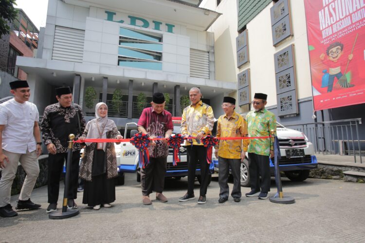 Wakil Ketua Komisi VIII DPR RI Singgih Januratmoko tengah secara simbolis menyerahkan bantuan mobil operasional dari BPKH kepada DPP LDII didampingi perwakilan LAZNAS PPPA Daarul Quran di Jakarta Selasa 297 Bantuan ini akan digunakan untuk mendukung layanan sosial dan keagamaan Dok LINES