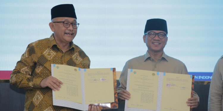 Mendes PDTT Yandri Susanto teken MoU bersama 15 lembaga termasuk LDII untuk kolaborasi pembangunan desa. Dok: LINES.