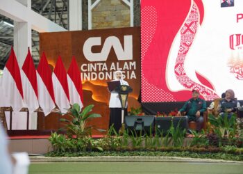 Gubernur Jawa Timur, Khofifah Indar Parawansa, bersama para tokoh Pondok Pesantren Gadingmangu, Jombang, menghadiri pembukaan Perkemahan Akhir Tahun Ajaran Cinta Alam Indonesia (Permata CAI) ke-46 yang digelar pada Senin (30/6/2025) di Bumi Perkemahan Kosambiwojo, Wonosalam. Dok: LINES.