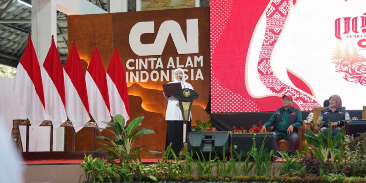 Gubernur Jawa Timur, Khofifah Indar Parawansa, bersama para tokoh Pondok Pesantren Gadingmangu, Jombang, menghadiri pembukaan Perkemahan Akhir Tahun Ajaran Cinta Alam Indonesia (Permata CAI) ke-46 yang digelar pada Senin (30/6/2025) di Bumi Perkemahan Kosambiwojo, Wonosalam. Dok: LINES.