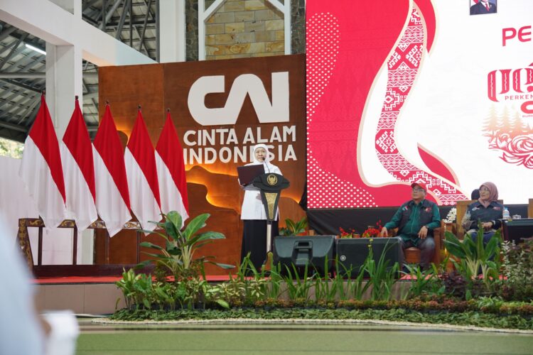 Gubernur Jawa Timur, Khofifah Indar Parawansa, bersama para tokoh Pondok Pesantren Gadingmangu, Jombang, menghadiri pembukaan Perkemahan Akhir Tahun Ajaran Cinta Alam Indonesia (Permata CAI) ke-46 yang digelar pada Senin (30/6/2025) di Bumi Perkemahan Kosambiwojo, Wonosalam. Dok: LINES.