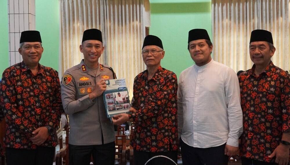 Kapolres Kediri Kota AKBP Anggi Saputra menerima laporan kegiatan dari pengurus Ponpes Wali Barokah saat kunjungan silaturahmi, Selasa (22/7). Dok: LINES.