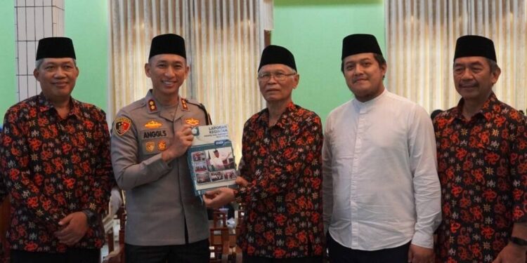 Kapolres Kediri Kota AKBP Anggi Saputra menerima laporan kegiatan dari pengurus Ponpes Wali Barokah saat kunjungan silaturahmi, Selasa (22/7). Dok: LINES.