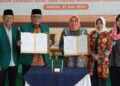 Ketua DPW LDII Jawa Timur, KH Amrodji (dua dari kiri), bersama Kepala Perwakilan BKKBN Provinsi Jawa Timur, Maria Ernawati (tiga dari kanan), menunjukkan dokumen Perjanjian Kerja Sama (PKS) usai penandatanganan di Gedung DPD LDII Kabupaten Gresik, Minggu (27/7/2025). Kerja sama ini bertujuan mendukung program percepatan penurunan stunting dan penguatan ketahanan keluarga, sebagai bagian dari kontribusi menuju Indonesia Emas 2045. Hadir menyaksikan jajaran pengurus LDII dan BKKBN Jawa Timur. Dok: LINES.