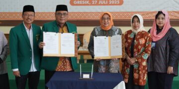 Ketua DPW LDII Jawa Timur KH Amrodji dua dari kiri bersama Kepala Perwakilan BKKBN Provinsi Jawa Timur Maria Ernawati tiga dari kanan menunjukkan dokumen Perjanjian Kerja Sama PKS usai penandatanganan di Gedung DPD LDII Kabupaten Gresik Minggu 2772025 Kerja sama ini bertujuan mendukung program percepatan penurunan stunting dan penguatan ketahanan keluarga sebagai bagian dari kontribusi menuju Indonesia Emas 2045 Hadir menyaksikan jajaran pengurus LDII dan BKKBN Jawa Timur Dok LINES