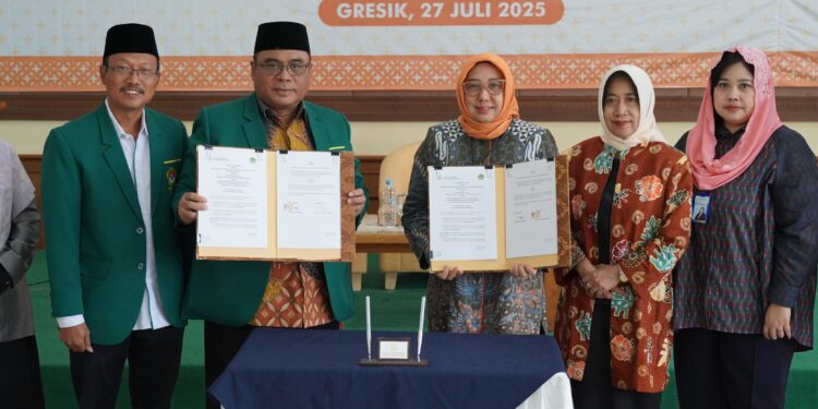 Ketua DPW LDII Jawa Timur, KH Amrodji (dua dari kiri), bersama Kepala Perwakilan BKKBN Provinsi Jawa Timur, Maria Ernawati (tiga dari kanan), menunjukkan dokumen Perjanjian Kerja Sama (PKS) usai penandatanganan di Gedung DPD LDII Kabupaten Gresik, Minggu (27/7/2025). Kerja sama ini bertujuan mendukung program percepatan penurunan stunting dan penguatan ketahanan keluarga, sebagai bagian dari kontribusi menuju Indonesia Emas 2045. Hadir menyaksikan jajaran pengurus LDII dan BKKBN Jawa Timur. Dok: LINES.
