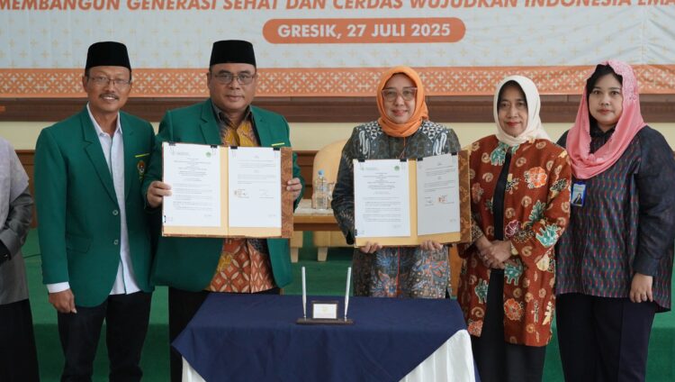 Ketua DPW LDII Jawa Timur KH Amrodji dua dari kiri bersama Kepala Perwakilan BKKBN Provinsi Jawa Timur Maria Ernawati tiga dari kanan menunjukkan dokumen Perjanjian Kerja Sama PKS usai penandatanganan di Gedung DPD LDII Kabupaten Gresik Minggu 2772025 Kerja sama ini bertujuan mendukung program percepatan penurunan stunting dan penguatan ketahanan keluarga sebagai bagian dari kontribusi menuju Indonesia Emas 2045 Hadir menyaksikan jajaran pengurus LDII dan BKKBN Jawa Timur Dok LINES