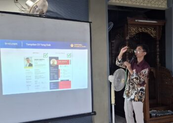 Supervisor Recruitment PT Shelter Indonesia Dwiki Hisyamul Mubarok, bekali remaja LDII tentang keterampilan menghadapi dunia kerja, di Masjid Nashrullah, Tanah Merah, Surabaya, pada Minggu (13/7). Dok: LINES.  