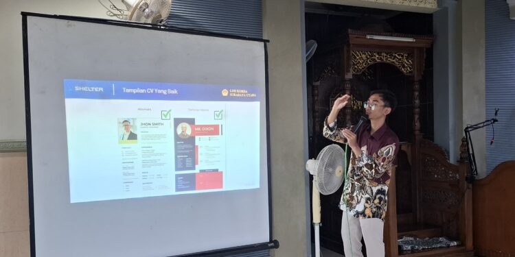 Supervisor Recruitment PT Shelter Indonesia Dwiki Hisyamul Mubarok, bekali remaja LDII tentang keterampilan menghadapi dunia kerja, di Masjid Nashrullah, Tanah Merah, Surabaya, pada Minggu (13/7). Dok: LINES.