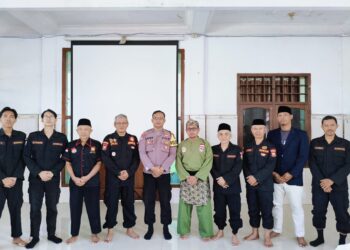 Jajaran pengurus Senkom Mitra Polri Bangkalan bersama Aipda Rachmad Arief dari Kepolisian Resort Bangkalan usai mengikuti peresmian Gedung Kantor Pusat Senkom secara daring dari Jakarta, Kamis (17/7). Dok: LINES.