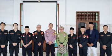 Jajaran pengurus Senkom Mitra Polri Bangkalan bersama Aipda Rachmad Arief dari Kepolisian Resort Bangkalan usai mengikuti peresmian Gedung Kantor Pusat Senkom secara daring dari Jakarta Kamis 177 Dok LINES