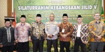 Para tokoh lintas sektor berfoto bersama usai Silaturahim Kebangsaan Jilid V yang diselenggarakan DPW LDII Jawa Tengah di Semarang, Sabtu (27/7). Acara ini mengusung tema penguatan toleransi dan harmoni antarumat beragama di Jawa Tengah. Dok: LINES.