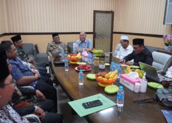 Jajaran pengurus DPW LDII Jawa Timur bersilaturahim ke kantor Pimpinan Wilayah Muhammadiyah (PWM) Jawa Timur, Jumat (25/7). Pertemuan berlangsung dalam suasana hangat dan penuh kekeluargaan, membahas sinergi dakwah sekaligus undangan resmi untuk menghadiri Muswil ke-10 LDII Jatim. Dok: LINES.