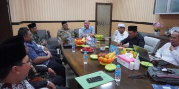 Jajaran pengurus DPW LDII Jawa Timur bersilaturahim ke kantor Pimpinan Wilayah Muhammadiyah PWM Jawa Timur Jumat 257 Pertemuan berlangsung dalam suasana hangat dan penuh kekeluargaan membahas sinergi dakwah sekaligus undangan resmi untuk menghadiri Muswil ke 10 LDII Jatim Dok LINES