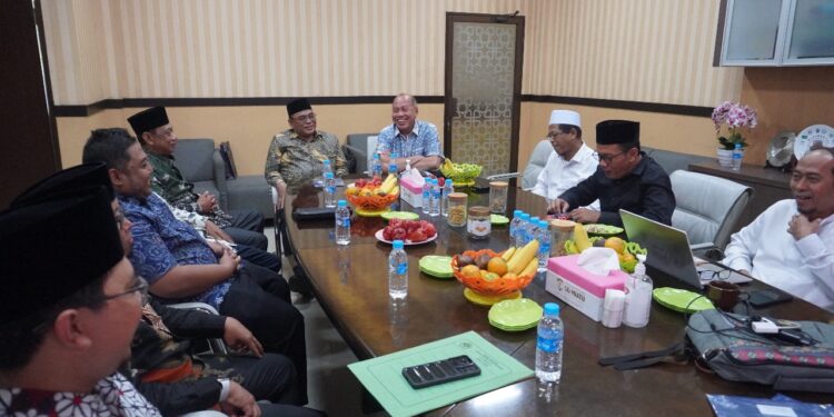Jajaran pengurus DPW LDII Jawa Timur bersilaturahim ke kantor Pimpinan Wilayah Muhammadiyah (PWM) Jawa Timur, Jumat (25/7). Pertemuan berlangsung dalam suasana hangat dan penuh kekeluargaan, membahas sinergi dakwah sekaligus undangan resmi untuk menghadiri Muswil ke-10 LDII Jatim. Dok: LINES.
