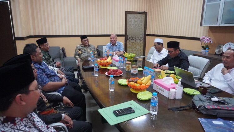 Jajaran pengurus DPW LDII Jawa Timur bersilaturahim ke kantor Pimpinan Wilayah Muhammadiyah (PWM) Jawa Timur, Jumat (25/7). Pertemuan berlangsung dalam suasana hangat dan penuh kekeluargaan, membahas sinergi dakwah sekaligus undangan resmi untuk menghadiri Muswil ke-10 LDII Jatim. Dok: LINES.