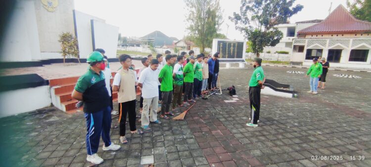 Dukungan Gerakan Kerja Bakti Nasional ini tidak hanya dilaksanakan di sekitar TMP, tapi juga melibatkan seluruh warga LDII Bangkalan baik di tingkat PC dan PAC dengan menggelar kerja bakti di sekitar halaman masjid atau rumahnya. Dok: LINES.