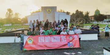 DPD LDII Kabupaten Bangkalan melaksanakan kerja bakti yang bertema “Kerja Bersama, Bakti untuk Negeri” di komplek Taman Makam Pahlawan, Mlajah pada Minggu (3/8) sore. Dok: LINES.