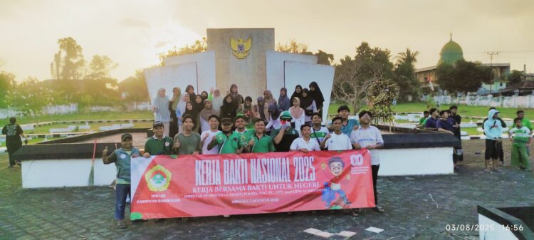DPD LDII Kabupaten Bangkalan melaksanakan kerja bakti yang bertema “Kerja Bersama, Bakti untuk Negeri” di komplek Taman Makam Pahlawan, Mlajah pada Minggu (3/8) sore. Dok: LINES.