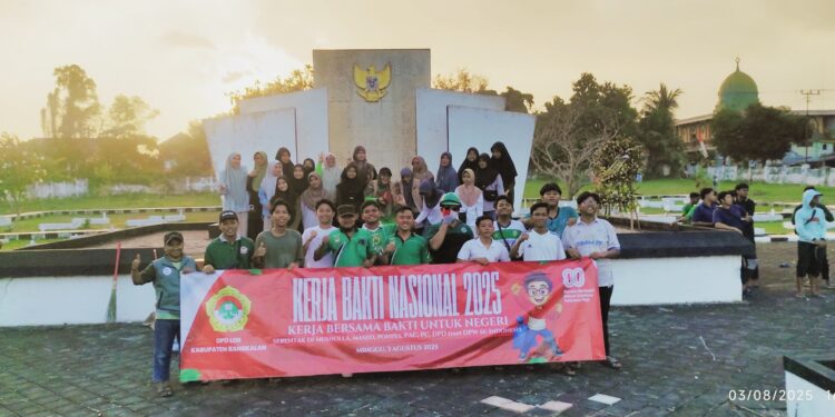 DPD LDII Kabupaten Bangkalan melaksanakan kerja bakti yang bertema “Kerja Bersama, Bakti untuk Negeri” di komplek Taman Makam Pahlawan, Mlajah pada Minggu (3/8) sore. Dok: LINES.