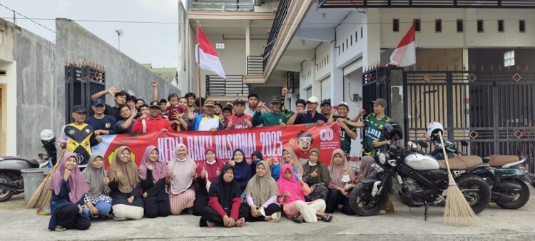Warga LDII Kelurahan Perbon Tuban berfoto bersama usai mengikuti Gerakan Kerja Bakti Nasional 2025 yang diinisiasi DPP LDII dalam rangka menyambut HUT ke 80 Kemerdekaan RI Minggu 38 Dok LINES