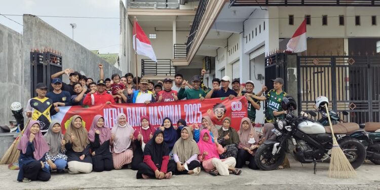 Warga LDII Kelurahan Perbon, Tuban, berfoto bersama usai mengikuti Gerakan Kerja Bakti Nasional 2025 yang diinisiasi DPP LDII dalam rangka menyambut HUT ke-80 Kemerdekaan RI, Minggu (3/8). Dok: LINES.