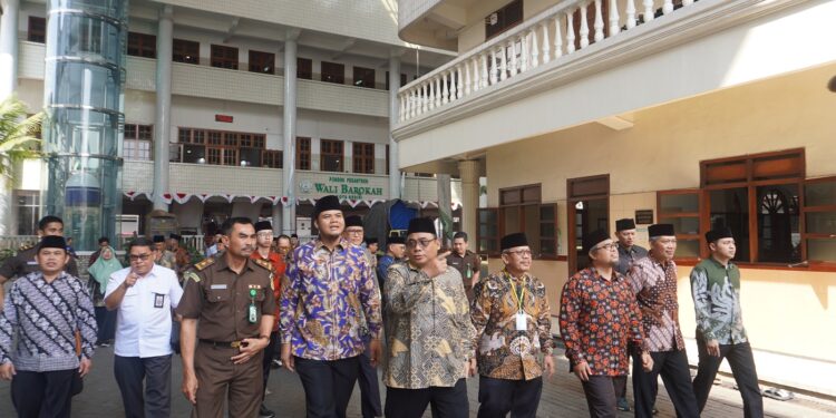 Badan Koordinasi Pengawasan Aliran Kepercayaan Masyarakat (Bakorpakem) Jawa Timur meninjau Pondok Pesantren Wali Barokah, Kediri, Rabu (13/8). Kunjungan ini bertujuan mempererat silaturahmi, meningkatkan keterbukaan, dan menguatkan komitmen menjaga kerukunan umat beragama. Dok: LINES.