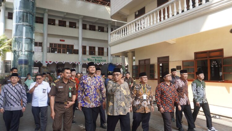 Badan Koordinasi Pengawasan Aliran Kepercayaan Masyarakat Bakorpakem Jawa Timur meninjau Pondok Pesantren Wali Barokah Kediri Rabu 138 Kunjungan ini bertujuan mempererat silaturahmi meningkatkan keterbukaan dan menguatkan komitmen menjaga kerukunan umat beragama Dok LINES