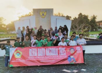 DPD LDII Kabupaten Bangkalan melaksanakan kerja bakti yang bertema “Kerja Bersama, Bakti untuk Negeri” di komplek Taman Makam Pahlawan, Mlajah pada Minggu (3/8) sore. Dok: LINES.