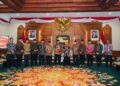 Gubernur Jawa Timur Khofifah Indar Parawansa menerima kunjungan silaturahim Pengurus Harian DPW LDII Jawa Timur di Gedung Negara Grahadi, Surabaya, Selasa (5/8/2025). Pertemuan ini digelar dalam rangka menjelang Musyawarah Wilayah (Muswil) X LDII Jatim dan diakhiri dengan sesi foto bersama. Dok: LINES.