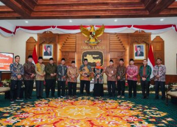 Gubernur Jawa Timur Khofifah Indar Parawansa menerima kunjungan silaturahim Pengurus Harian DPW LDII Jawa Timur di Gedung Negara Grahadi, Surabaya, Selasa (5/8/2025). Pertemuan ini digelar dalam rangka menjelang Musyawarah Wilayah (Muswil) X LDII Jatim dan diakhiri dengan sesi foto bersama. Dok: LINES.