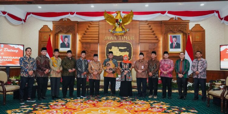Gubernur Jawa Timur Khofifah Indar Parawansa menerima kunjungan silaturahim Pengurus Harian DPW LDII Jawa Timur di Gedung Negara Grahadi, Surabaya, Selasa (5/8/2025). Pertemuan ini digelar dalam rangka menjelang Musyawarah Wilayah (Muswil) X LDII Jatim dan diakhiri dengan sesi foto bersama. Dok: LINES.