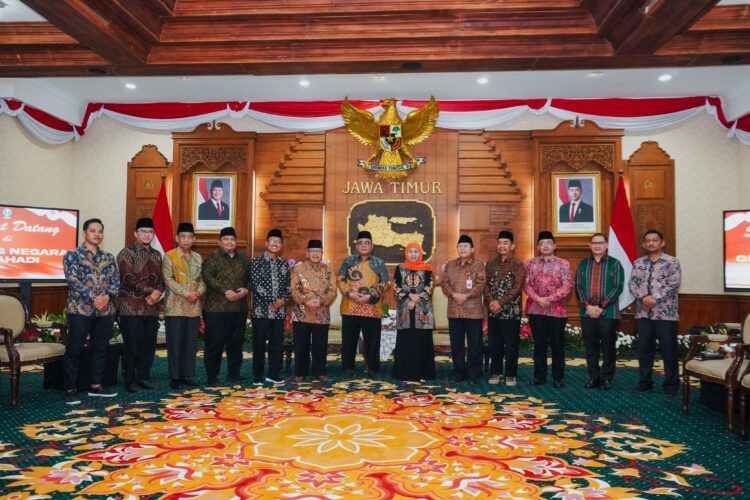 Gubernur Jawa Timur Khofifah Indar Parawansa menerima kunjungan silaturahim Pengurus Harian DPW LDII Jawa Timur di Gedung Negara Grahadi Surabaya Selasa 582025 Pertemuan ini digelar dalam rangka menjelang Musyawarah Wilayah Muswil X LDII Jatim dan diakhiri dengan sesi foto bersama Dok LINES
