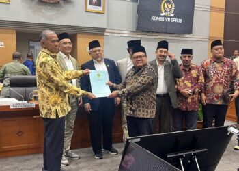 Sekretaris Umum DPP LDII, Dody Taufiq Wijaya, menyerahkan dokumen berisi 10 poin usulan perbaikan RUU Penyelenggaraan Ibadah Haji dan Umrah kepada Ketua Panja Haji Komisi VIII DPR RI, Singgih Januratmoko (kiri), dalam Rapat Dengar Pendapat Umum (RDPU) di Gedung Nusantara II, Jakarta, Rabu (20/8/2025). Dok: LINES.