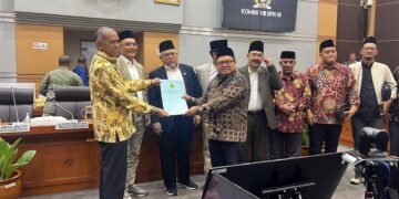 Sekretaris Umum DPP LDII Dody Taufiq Wijaya menyerahkan dokumen berisi 10 poin usulan perbaikan RUU Penyelenggaraan Ibadah Haji dan Umrah kepada Ketua Panja Haji Komisi VIII DPR RI Singgih Januratmoko kiri dalam Rapat Dengar Pendapat Umum RDPU di Gedung Nusantara II Jakarta Rabu 2082025 Dok LINES