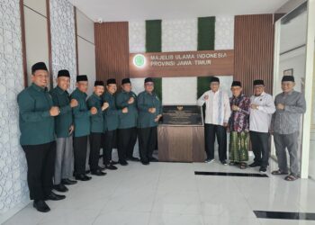 Pengurus DPW LDII Jawa Timur bersilaturahim ke Kantor Majelis Ulama Indonesia (MUI) Jawa Timur di Surabaya, Rabu (27/8). Kunjungan ini dalam rangka mempererat ukhuwah Islamiyah sekaligus memohon doa kelancaran menjelang pelaksanaan Musyawarah Wilayah (Muswil) X LDII Jatim. Dok: LINES.