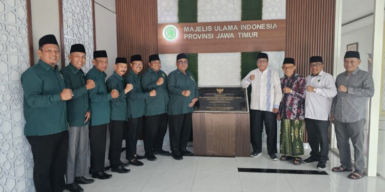 Pengurus DPW LDII Jawa Timur bersilaturahim ke Kantor Majelis Ulama Indonesia (MUI) Jawa Timur di Surabaya, Rabu (27/8). Kunjungan ini dalam rangka mempererat ukhuwah Islamiyah sekaligus memohon doa kelancaran menjelang pelaksanaan Musyawarah Wilayah (Muswil) X LDII Jatim. Dok: LINES.